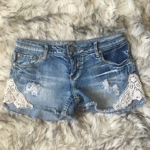 Jean shorts with lace-trim